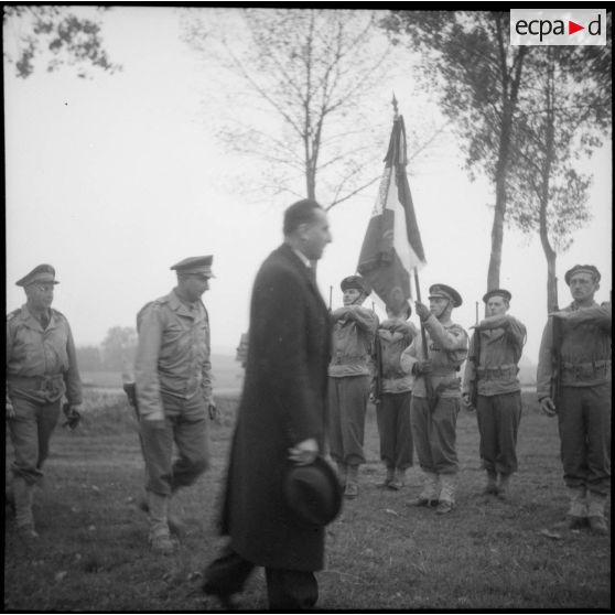 Louis Jacquinot, ministre de la Marine, passe les hommes du Régiment blindé de fusilers marins (RBFM) en revue lors d'une prise d'armes à Clézentaine.
