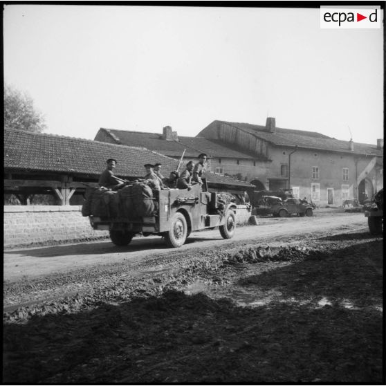 Un scout-car du Régiment blindé de fusiliers marins (RBFM) circule dans la commune de Clézentaine où le régiment a installé son poste de commandement.
