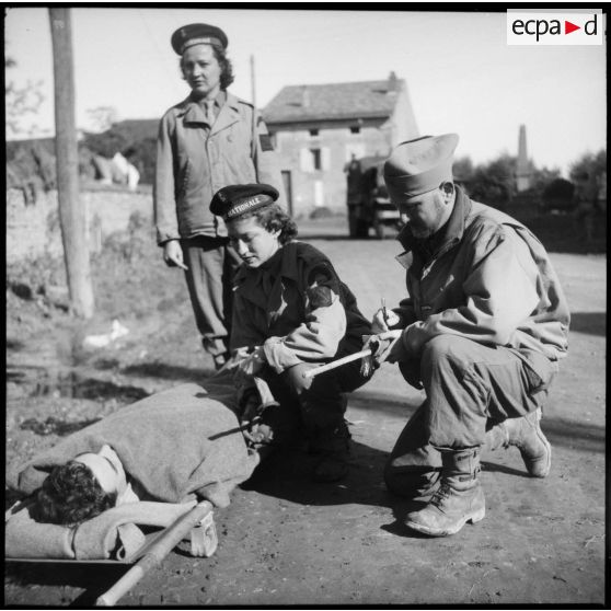 Des Marinettes, ambulancières, s'exercent à l'évacuation d'un blessé dans les environs de Clézentaire.