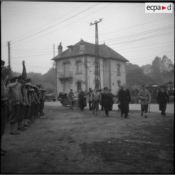 Louis Jacquinot, ministre de la Marine, arrive à Clézentaine pour présider une cérémonie avec des éléments du Régiment blindé de fusiliers marins (RBFM).