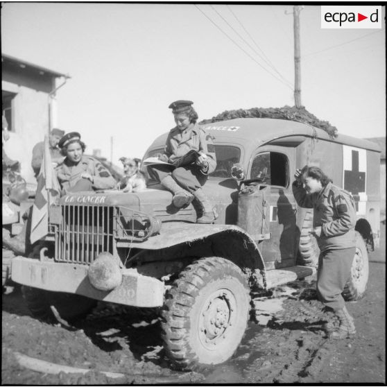Des Marinettes et une de leurs ambulances à Clézentaine.