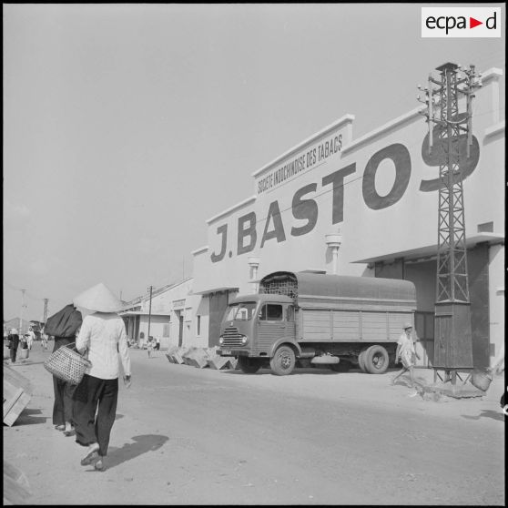 Usine de cigarettes Bastos entre Saigon et Cholon.