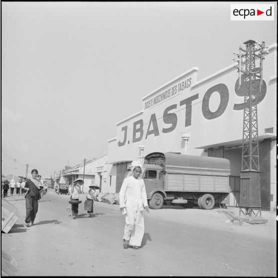 Usine de cigarettes Bastos entre Saigon et Cholon.