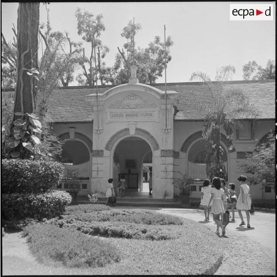 Entrée du lycée Marie-Curie à Saigon.