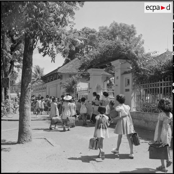 Entrée principale du lycée Marie-Curie à Saigon.