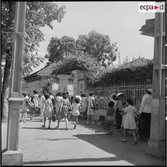 Entrée principale du lycée Marie-Curie à Saigon.
