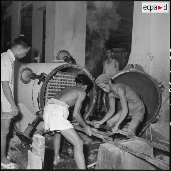 Vulcanisation de chambre à air de vélo, dans une usine de caoutchouc, Saigon.