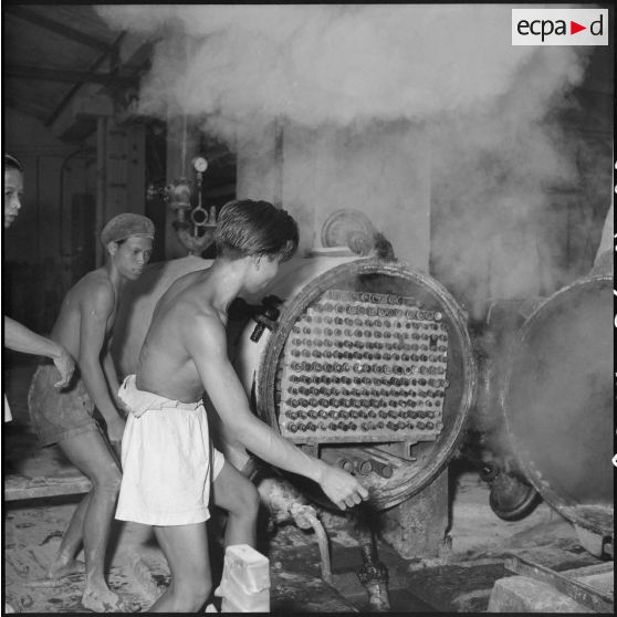 Vulcanisation de chambre à air de vélo dans une usine de caoutchouc, Saigon.