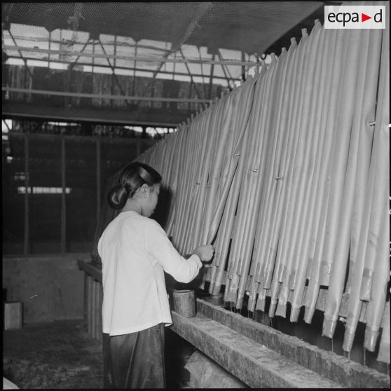 Chambre à air au séchage dans une usine de caoutchouc, Saigon.