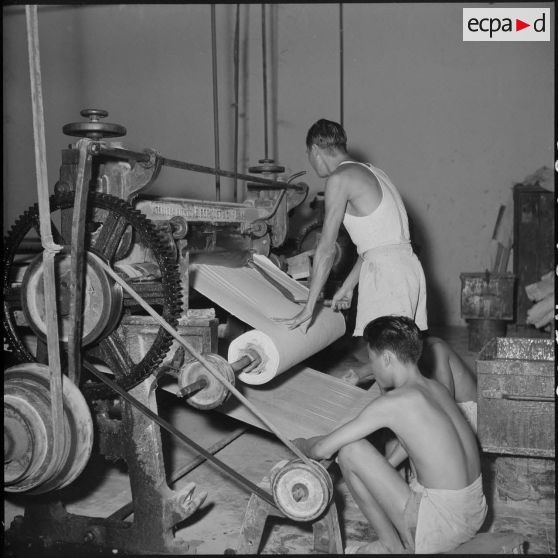 Fabrication de toile dans une usine de caoutchouc à Saigon.