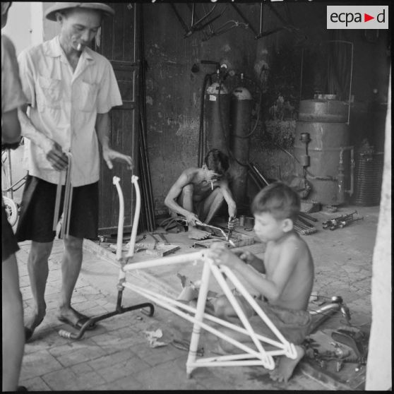 Atelier de réparation de bicyclettes à Saigon.