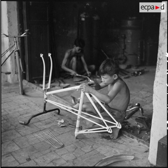 Atelier de réparation de bicyclettes à Saigon.