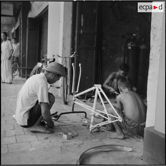 Atelier de réparation de bicyclettes à Saigon.