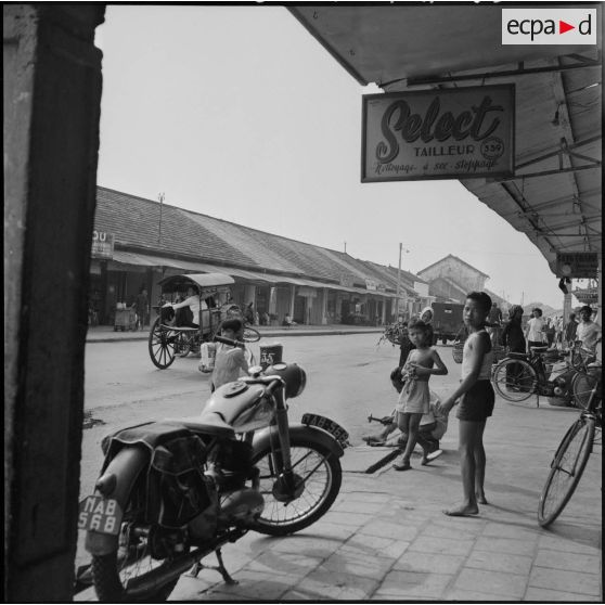 Activités dans une rue commerçante de Saigon.