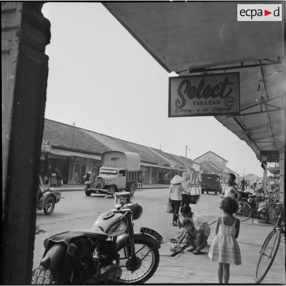 Activités dans une rue commerçante de Saigon.