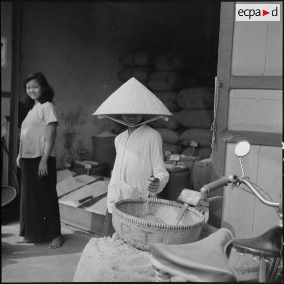Magasin de vente de riz à Saigon.
