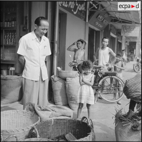 Scène de rue devant une échoppe à Saigon.