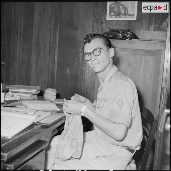 Le maréchal des logis Béjaud derrière son bureau à la section ciné-photo du Service presse information (SPI).
