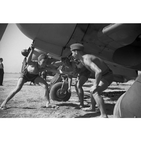 Des mécaniciens roumains du Grupul 9 préparent des chasseurs IAR 80 pour une nouvelle mission.