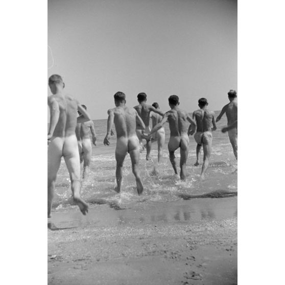 A proximité du terrain de Mamaia, des pilotes roumains du Grupul 9 sur une plage de la Mer Noire.