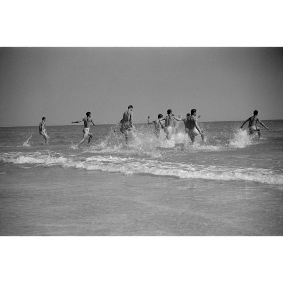 A proximité du terrain de Mamaia, des pilotes roumains du Grupul 9 sur une plage de la Mer Noire.