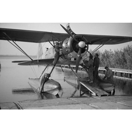 Les préparatifs d'une mission de bombardement du Grupul 9 avec un He-114 roumain.