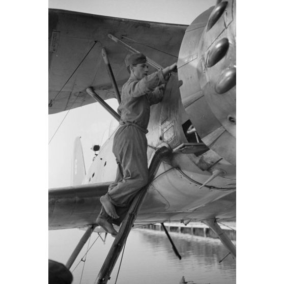 Les préparatifs d'une mission de bombardement du Grupul 9 avec un He-114 roumain.