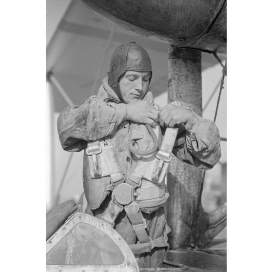 A bord d'un Heinkel He-114, un pilote roumain du Grupul 9 peu avant une mission de bombardement.