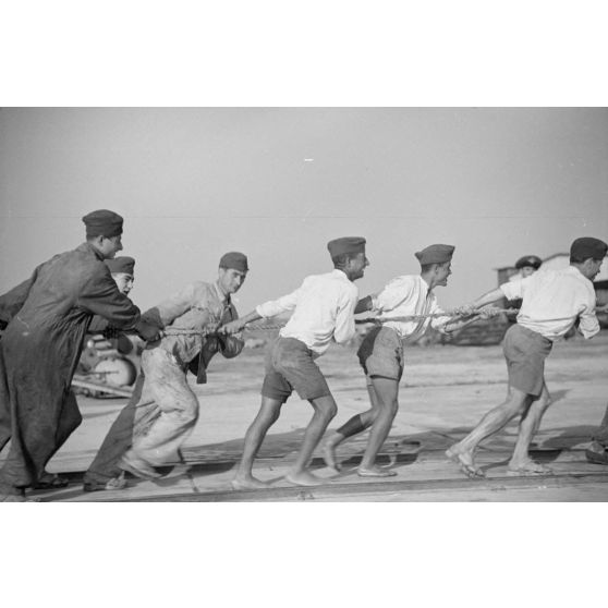 Les préparatifs d'une mission de bombardement du Grupul 9 avec un He-114 roumain.