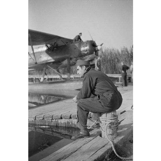 Les préparatifs d'une mission de bombardement du Grupul 9 avec un He-114 roumain.