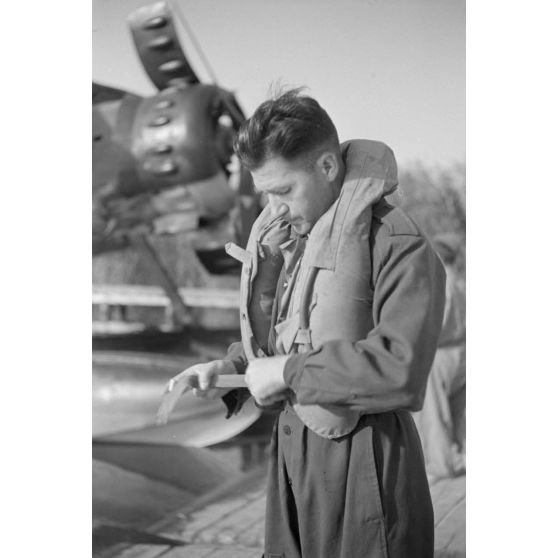 Les préparatifs d'une mission de bombardement du Grupul 9 avec un He-114 roumain.