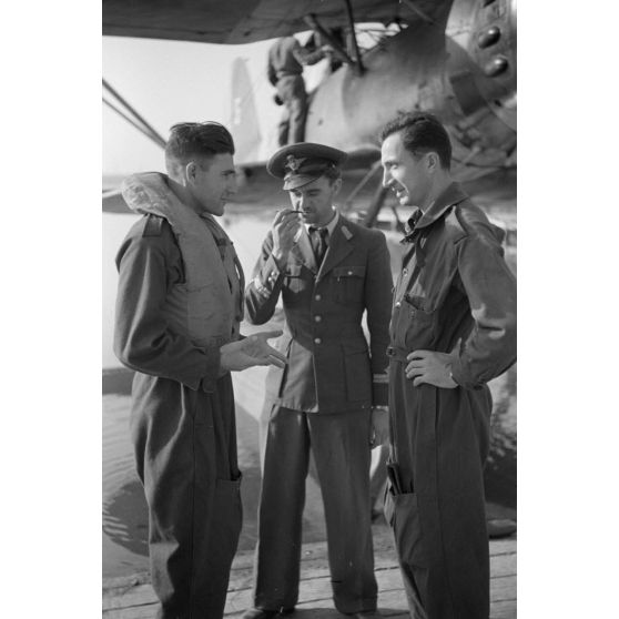 Les préparatifs d'une mission de bombardement du Grupul 9 avec un He-114 roumain.