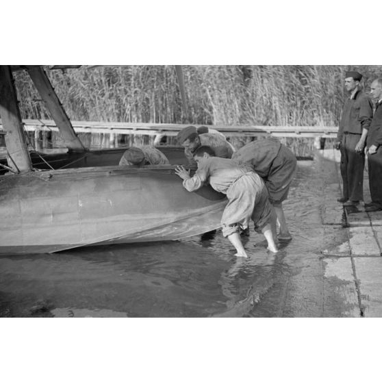 Les préparatifs d'une mission de bombardement du Grupul 9 avec un He-114 roumain.