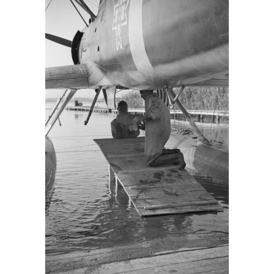 Les préparatifs d'une mission de bombardement du Grupul 9 avec un He-114 roumain.