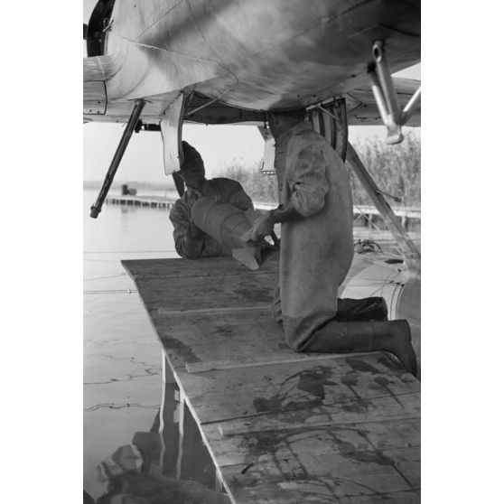 Les préparatifs d'une mission de bombardement du Grupul 9 avec un He-114 roumain.