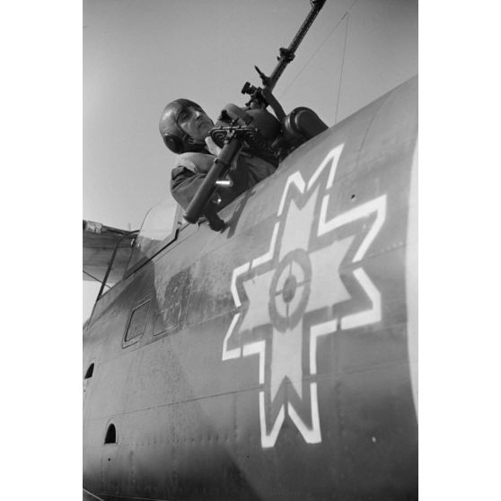 Les préparatifs d'une mission de bombardement du Grupul 9 avec un He-114 roumain.