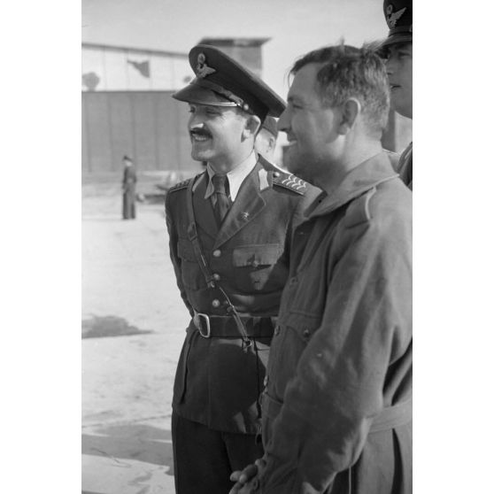 Officiers roumains du Grupul 9 lors d'un départ en mission d'un Hydravion He-114 (non visible).