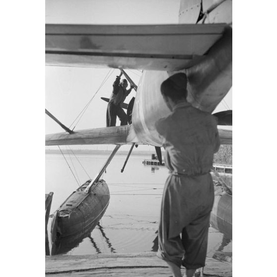 Les préparatifs d'une mission de bombardement du Grupul 9 avec un He-114 roumain.