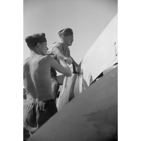 Sur le terrain de Mamaia, des mécaniciens allemands du Jagdgeschwader 4 démarrent un moteur de chasseur Messerschmitt Bf-109.