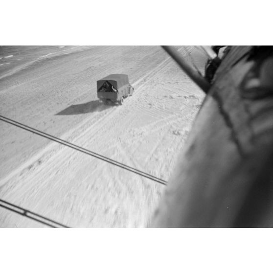 A proximité du terrain de Mamaia, un camion photographié depuis un biplan.