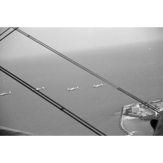 Photographiés depuis un biplan, l'évolution dans le ciel de chasseurs roumains IAR 80 et de Messerschmitt Bf-109 allemands.