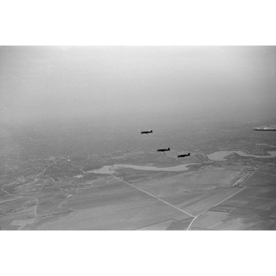 Une mission aérienne de chasseurs roumains IAR 80 du Grupul 9.