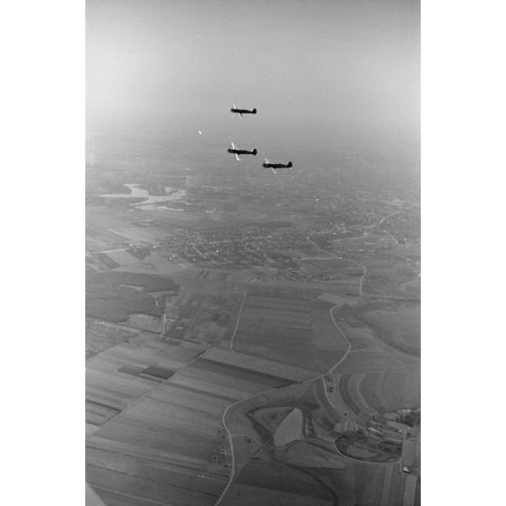 Une mission aérienne de chasseurs roumains IAR 80 du Grupul 9.