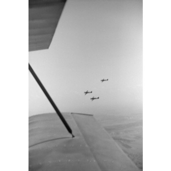 Une mission aérienne de chasseurs roumains IAR 80 du Grupul 9.