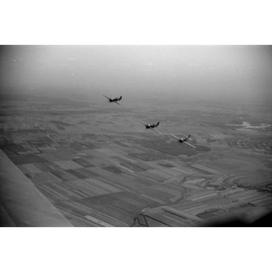 Une mission aérienne de chasseurs roumains IAR 80 du Grupul 9.