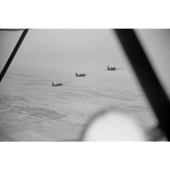 Une mission aérienne de chasseurs roumains IAR 80 du Grupul 9.