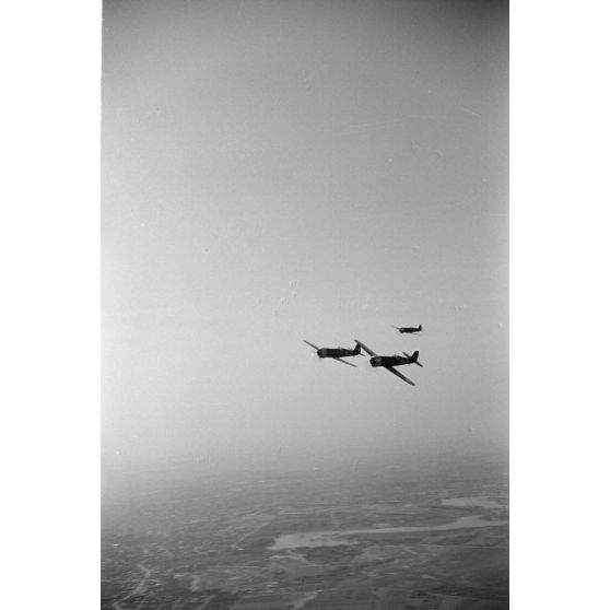 Une mission aérienne de chasseurs roumains IAR 80 du Grupul 9.