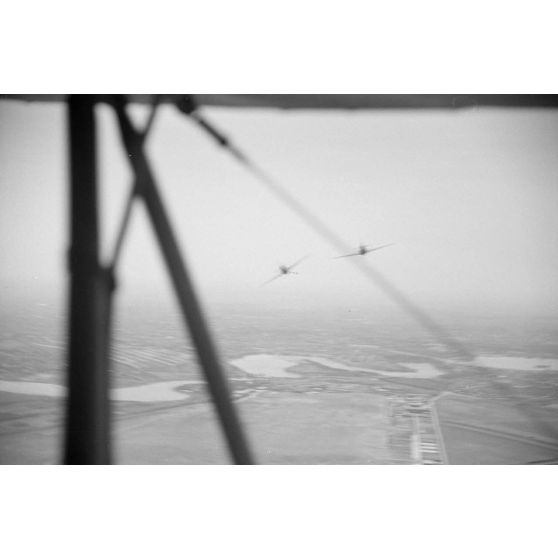 Une mission aérienne de chasseurs roumains IAR 80 du Grupul 9.