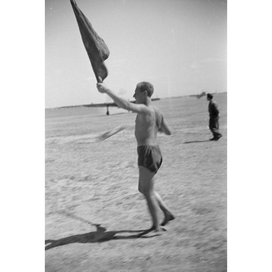 Sur le terrain de Mamaia (Roumanie), un pilote à bord d'un chasseur IAR 80 est aidé lors de son atterrissage.