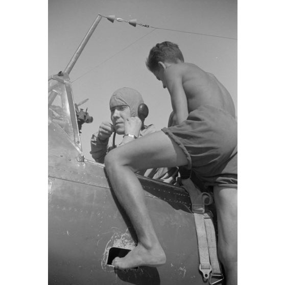 Sur le terrain de Mamaia, un pilote roumain du Grupul 9 quitte son chasseur IAR 80.